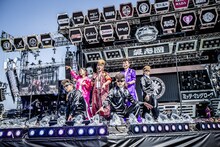 LiSAとミッツ・マングローブが登場した氣志團のステージ。（撮影：青木カズロー）