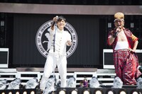 森山直太朗が登場した氣志團のステージ。（撮影：中野修也）