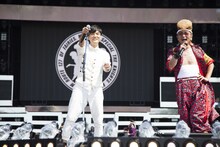 森山直太朗が登場した氣志團のステージ。（撮影：中野修也）