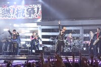 東京スカパラダイスオーケストラのステージに綾小路翔、早乙女光が登場した様子。（撮影：釘野孝宏）