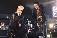 東京スカパラダイスオーケストラの演奏にあわせて歌唱する綾小路翔。（撮影：釘野孝宏）