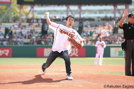 ボールを振りかぶるファンキー加藤。(c)Rakuten Eagles