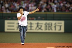 ファンキー加藤 始球式登板で外角低めの好投 音楽ナタリー ファンキー加藤 始球式登板で外角低めの好投 音楽ナタリー