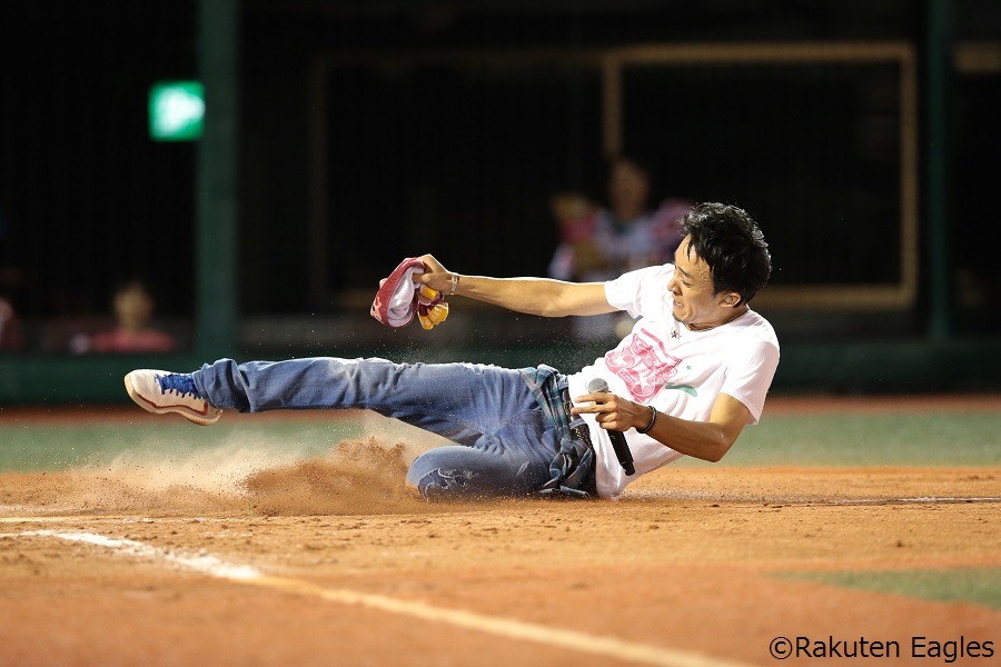 スライディングを決めるファンキー加藤。(c)Rakuten Eagles