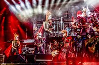 人気画像3位は「『氣志團万博2015』最後は鬼死団、血のクロ、オーメン登場の黒ミサ」より、「鬼死団」「血の色クローバーMAD」「大槻メンヂ略してオーメン」が登場した聖飢魔IIのステージの様子。（撮影：青木カズロー）