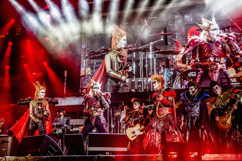 人気画像3位は「『氣志團万博2015』最後は鬼死団、血のクロ、オーメン登場の黒ミサ」より、「鬼死団」「血の色クローバーMAD」「大槻メンヂ略してオーメン」が登場した聖飢魔IIのステージの様子。（撮影：青木カズロー）