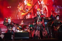 「鬼死団」「血の色クローバーMAD」「大槻メンヂ略してオーメン」が登場した聖飢魔IIのステージの様子。（撮影：中野修也）