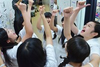 ライブ本番直前、7人で円陣を組むアイドルネッサンス。