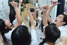 ライブ本番直前、7人で円陣を組むアイドルネッサンス。