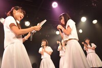 卒業アルバムを受け取って大喜びの橋本佳奈（左端）。