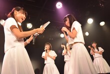 卒業アルバムを受け取って大喜びの橋本佳奈（左端）。