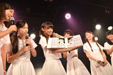 大喜びで卒業アルバムの中を紹介する橋本佳奈（中央）。