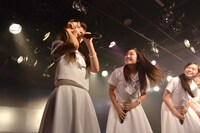 ライブ後の特典会を前に「待ってるニャン」とポーズを決める橋本佳奈（左端）。