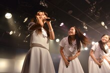 ライブ後の特典会を前に「待ってるニャン」とポーズを決める橋本佳奈（左端）。