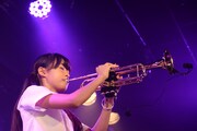トランペットを吹く橋本佳奈。