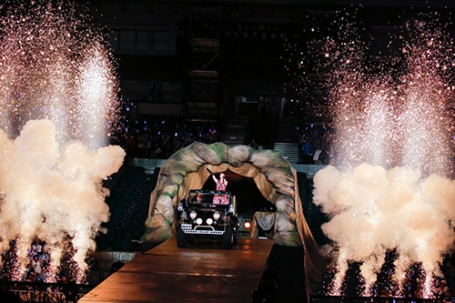 水樹奈々「NANA MIZUKI LIVE ADVENTURE 2015」埼玉・西武プリンスドーム公演の様子。（Photo by hajime Kamiiisaka）