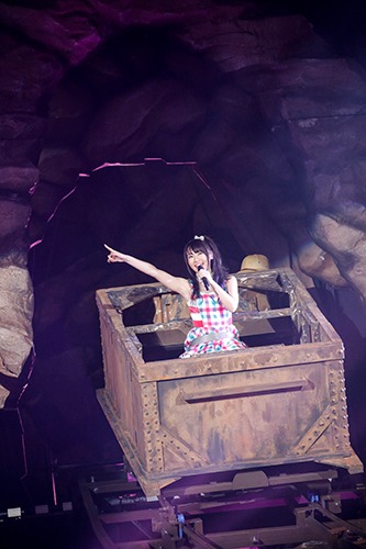 水樹奈々「NANA MIZUKI LIVE ADVENTURE 2015」埼玉・西武プリンスドーム公演の様子。（Photo by hajime Kamiiisaka）