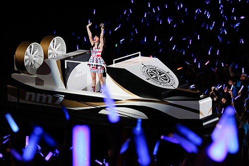 水樹奈々「NANA MIZUKI LIVE ADVENTURE 2015」埼玉・西武プリンスドーム公演の様子。（Photo by hajime Kamiiisaka）