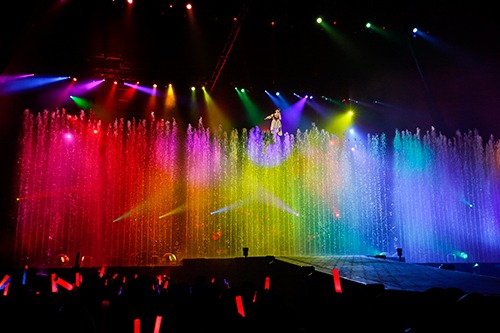 水樹奈々「NANA MIZUKI LIVE ADVENTURE 2015」埼玉・西武プリンスドーム公演の様子。（Photo by hajime Kamiiisaka）
