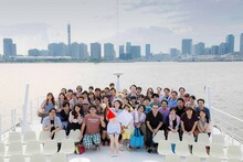 渡辺麻友のクルージングライブで撮影された記念写真。（写真提供：Sony Music Records）