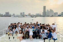 渡辺麻友のクルージングライブで撮影された記念写真。（写真提供：Sony Music Records）