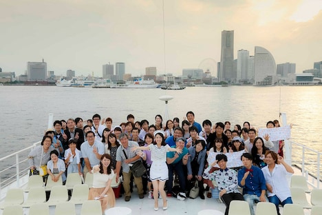 渡辺麻友のクルージングライブで撮影された記念写真。（写真提供：Sony Music Records）