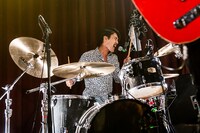 鈴鹿秋斗（Dr）（撮影：森下綾音）