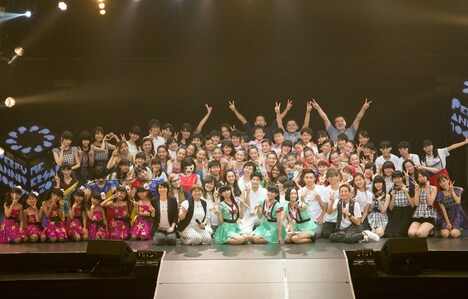 「第3回 Perfumeダンスコンテスト ～魅せよ、武道館！～」終了後に撮影された記念写真。（撮影：柴田恵理）