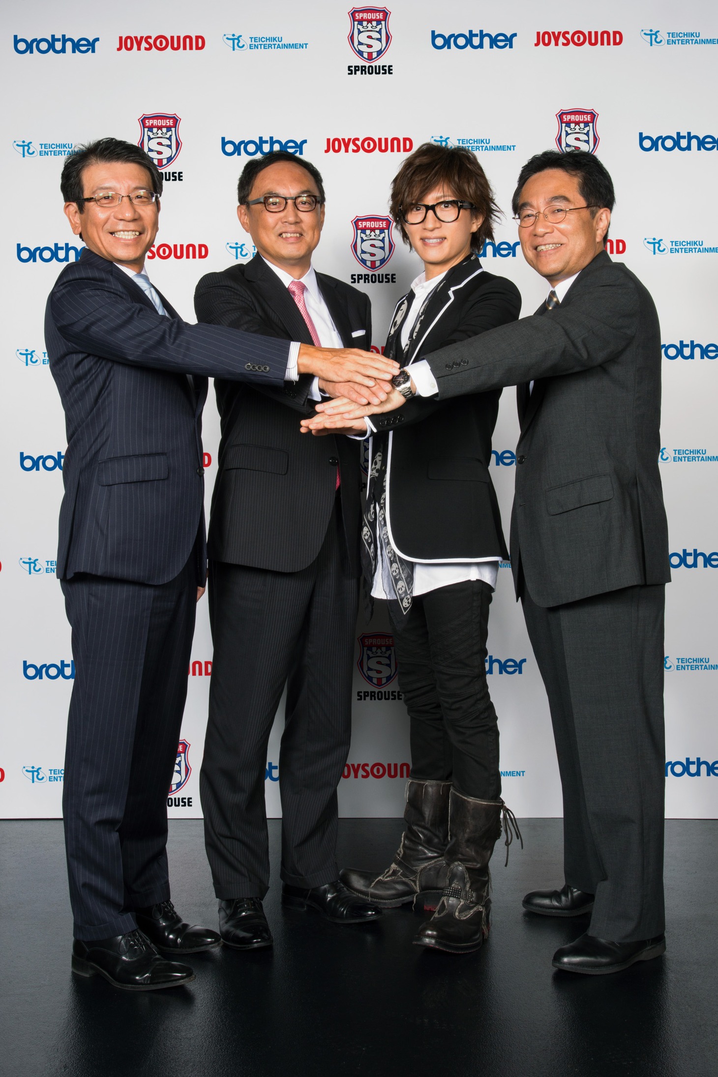 左からブラザー工業取締役常務執行役員の神谷純氏、エクシング代表取締役社長の吉田篤司氏、TETSUYA、テイチクエンタテインメント代表取締役会長の中谷幸夫氏。