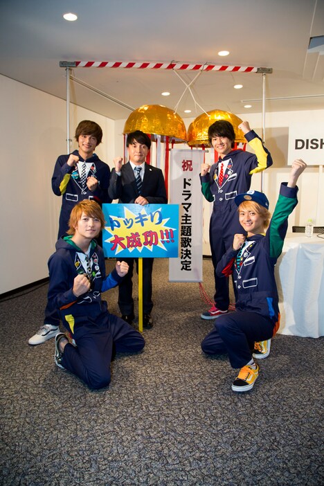 濱田岳（中央）とDISH//。（撮影：佐藤薫）