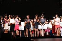 授賞式で「極部門グランプリ」と発表された不自然ガールズ。（撮影：上山陽介）