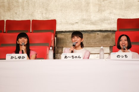 審査員席のPerfume。（撮影：上山陽介）