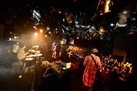 ドラマチックアラスカ「アラスカナイズワンマンツアー 2015『シティーポップをはじめよう』」東京公演の様子。（撮影：橋本塁）