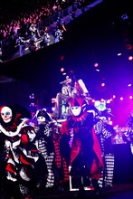 「REVELATION」を歌うhyde（Vo）。