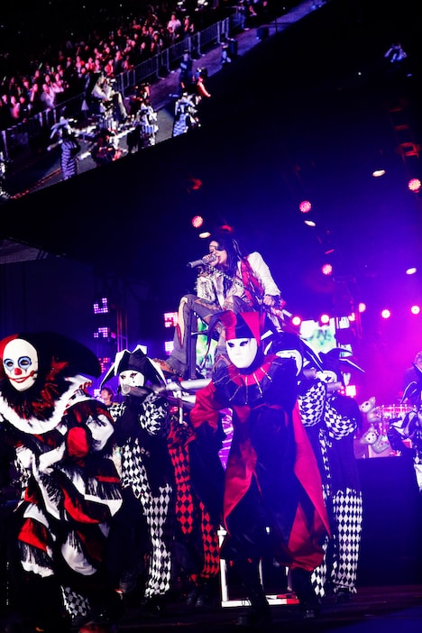 「REVELATION」を歌うhyde（Vo）。