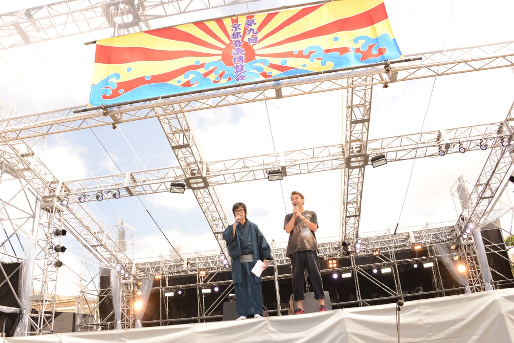 くるりによる「京都音楽博覧会2015 IN 梅小路公園」の開会宣言の様子。（撮影：久保憲司）