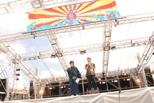 くるりによる「京都音楽博覧会2015 IN 梅小路公園」の開会宣言の様子。（撮影：久保憲司）