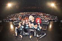 「Royz 47都道府県 ONEMAN TOUR『The 47th Beginners』」東京・Zepp Tokyo公演での集合写真。（写真提供：B.P.RECORDS）