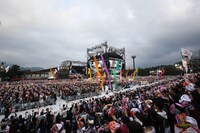 AAA「AAA 10th Anniversary SPECIAL 野外LIVE in 富士急ハイランド」の様子。（写真提供：avex music creative）