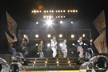 AAA「AAA 10th Anniversary SPECIAL 野外LIVE in 富士急ハイランド」の様子。（写真提供：avex music creative）