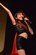 中江友梨とともに出演した演劇作品「舞台 増田こうすけ劇場 ギャグマンガ日和」で演じたポジティブアイドル・テンテンの決めゼリフ＆ポーズを披露する新井ひとみ。