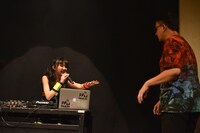 1人でのDJが不安になり、ステージを立ち去ろうとするTJO（右）を呼び止めるDJ BE-YAMA（左）。