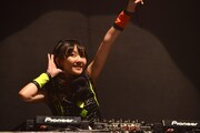 アゲアゲなDJプレイを披露したDJ BE-YAMAこと山邊未夢。