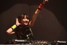 アゲアゲなDJプレイを披露したDJ BE-YAMAこと山邊未夢。