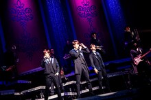 「w-inds. LIVE TOUR 2015 "Blue Blood"」東京・東京国際フォーラム ホールA公演の様子。（提供：ポニーキャニオン）