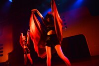 左から中江友梨、庄司芽生。