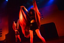 左から中江友梨、庄司芽生。