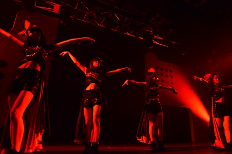 東京女子流「TOKYO GIRLS' STYLE presents LIVE PARTY 2015 -RED-」の様子。