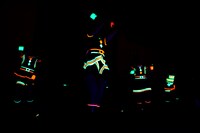 暗闇の中で怪しく光る東京女子流。