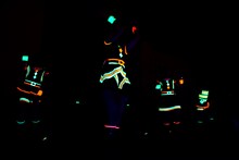 暗闇の中で怪しく光る東京女子流。